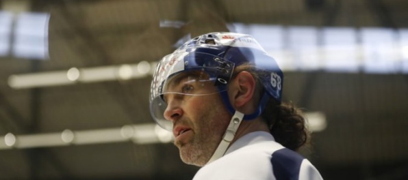 Jágr nedohral sobotňajší zápas, so zakrvavenou tvárou odišiel do šatne