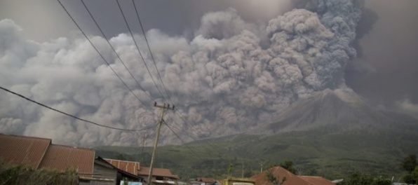 Foto: Sopka Sinabung sa opäť ozvala, chrlila popol do výšky päť kilometrov