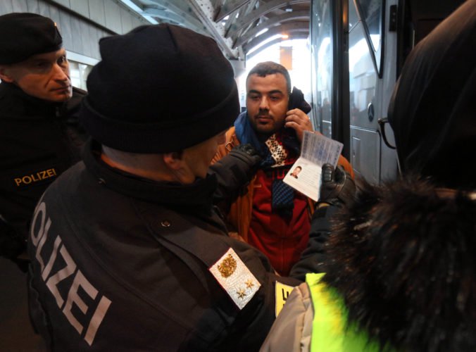 V Rakúsku zadržali český autobus s migrantmi a šiestimi kilogramami konope