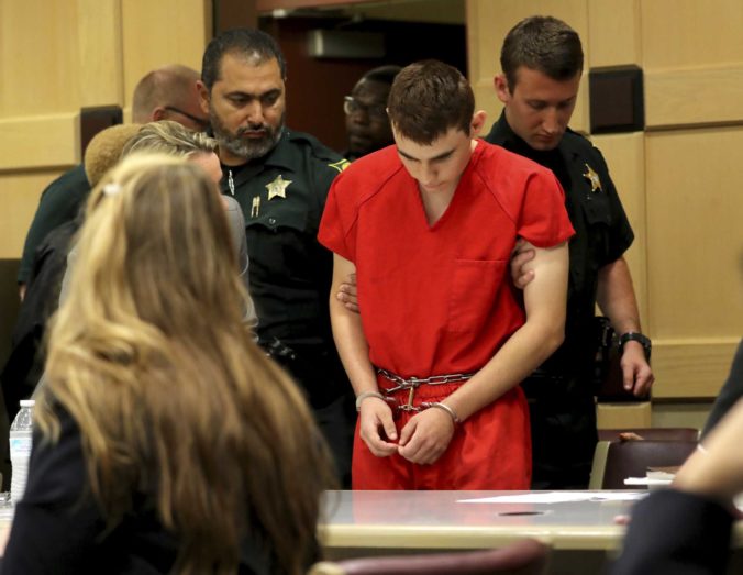 Tínedžer zodpovedný za streľbu na strednej škole pred súdom, na sudkyňu sa ani nepozrel