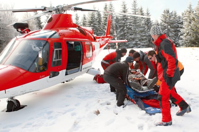 Leteckí záchranári museli v utorok pomáhať dvom zraneným lyžiarkam