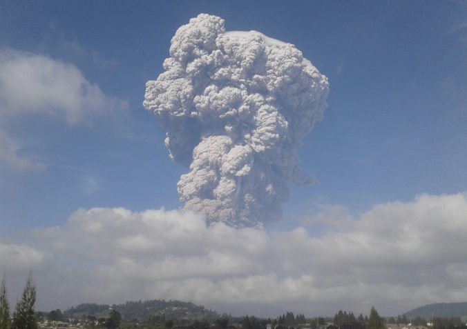 Video: Sopka Sinabung prišla pri erupcii o svoj vrchol