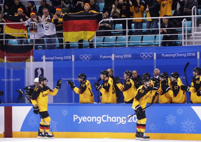 Nemeckí hokejisti šokujúco vyradili Švédov a postúpili do semifinále olympijského turnaja