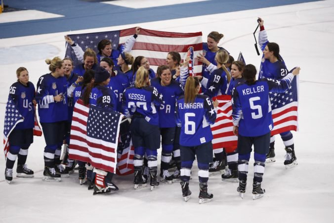 Hokejistky Kanady v Pjongčangu neobhájili zlato, v dramatickom finále podľahli Američankám