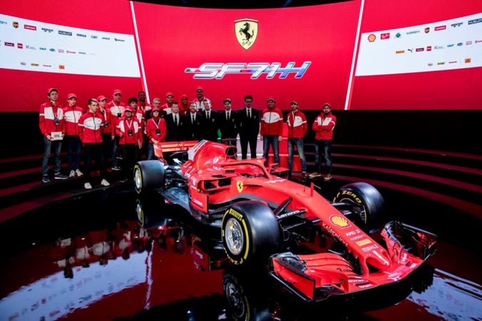 Video: Tím Ferrari predstavil nový monopost SF71H s veľmi úzkym trupom a „svätožiarou“