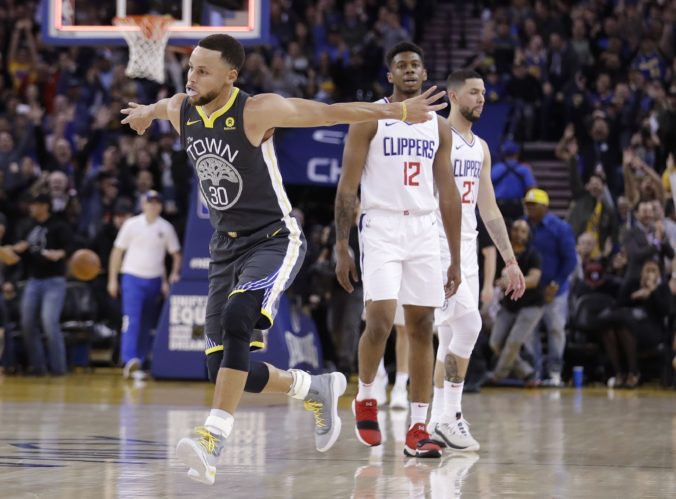 Video: Curry 44 bodmi potiahol Warriors k triumfu, Cleveland doma nestačil na Washington