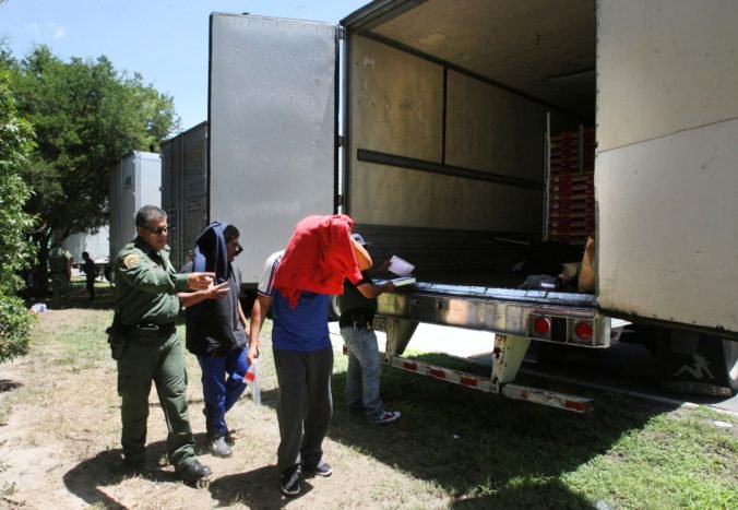 Mexickí policajti objavili v prívese nákladného auta stovku migrantov