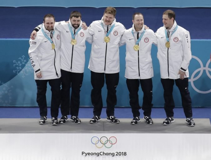Ceremoniál pre hráčov v curlingu priniesol kurióznu situáciu, víťazom odovzdali medaily pre ženy