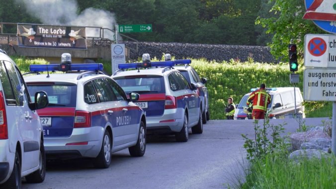 Rakúska polícia našla dve zavraždené osoby, útočník bol pravdepodobne rodinný príslušník obetí