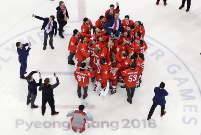 Rusi po zisku zlata spievali svoju hymnu napriek zákazu, prekričali hymnu olympijských hier