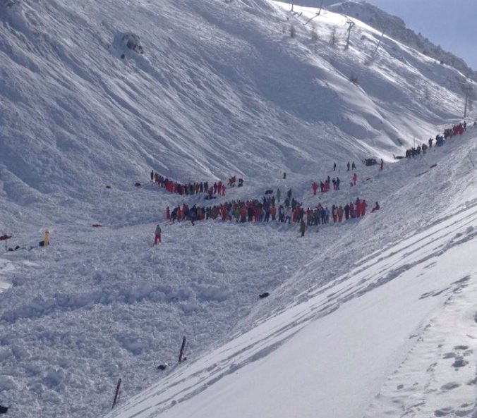 Lavína vo Švajčiarsku pochovala lyžiarku, ďalší lyžiari sú zranení