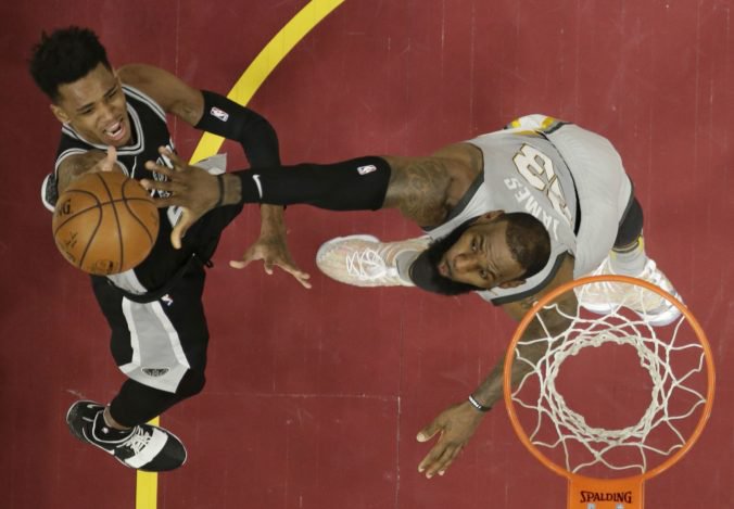 Video: Houston v NBA ničí súperov, hviezdny LeBron kritizoval rozhodcov za facky a údery