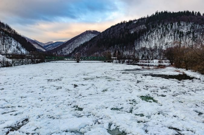 V dvoch okresoch na Slovensku hrozí ľadová povodeň, platí výstraha prvého stupňa