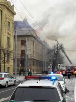 Hasičom sa podarilo lokalizovať veľký požiar strechy daňového úradu v Košiciach