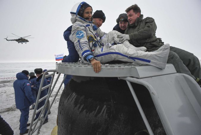 Rus a dvaja Američania sa vrátili z ISS na Zem, čakalo na nich mrazivé počasie