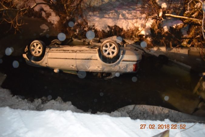 Foto: Auto vyletelo z cesty a skončilo prevrátené v potoku, mladý vodič zomrel