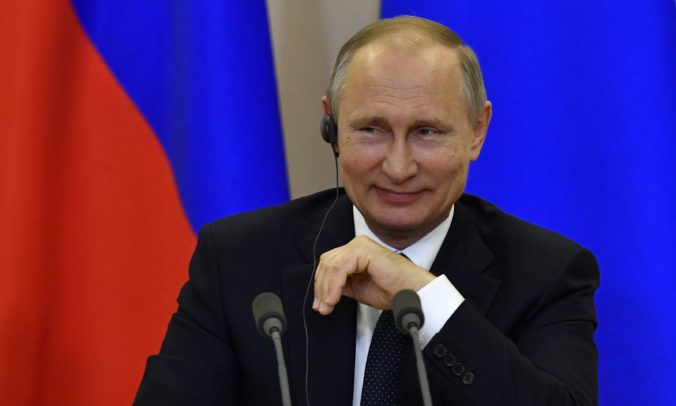 Prezidentskí kandidáti v Rusku s výnimkou Putina sa oblievali vodou, padali hrubé nadávky