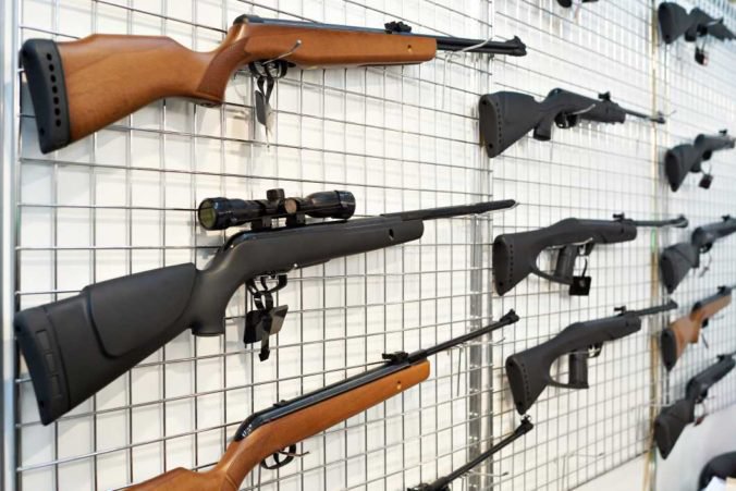 Obchodné reťazce v USA menia politiku predaja zbraní, niektoré ich úplne sťahujú z obchodov