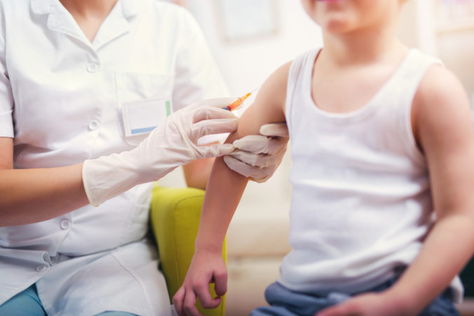 Nedôvera Slovákov podľa prieskumu narastá, ak sa očkovanie spája s farmaceutickým priemyslom