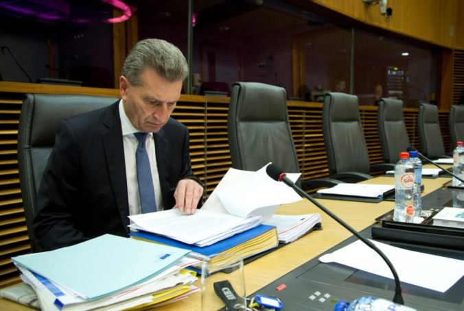 Brusel po vražde Kuciaka preverí podozrenia zo zneužitia eurofondov, vyhlásil Oettinger