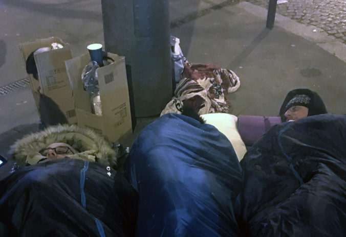 Francúzski politici sa vžili do kože bezdomovcov, jednu noc strávili pod holým nebom