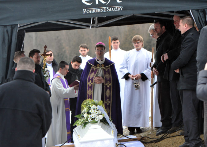 Pochovali Martinu Kušnírovú, na pohreb prišli stovky ľudí
