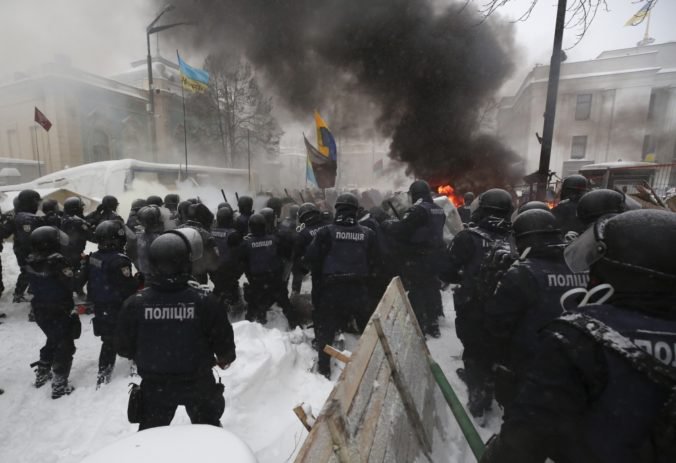 Ukrajinská polícia zatkla pri strete s demonštrantmi viac ako 100 ľudí