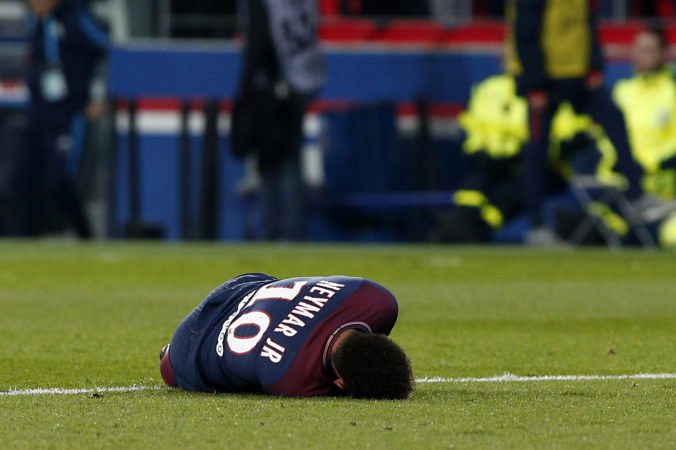 Neymar podstúpil operáciu zraneného chodidla, zotavovať sa môže až 3 mesiace