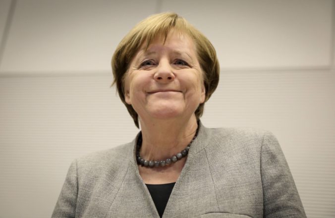 SPD schválila koaličnú zmluvu s Merkelovej konzervatívnym blokom, znamená to pre ňu štvrtý mandát vo funkcii nemeckej kancelárky