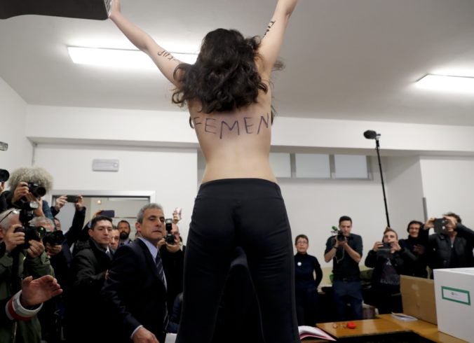 Berlusconiho pri hlasovaní konfrontovala polonahá aktivistka, vyskočila na stôl vo velebnej miestnosti