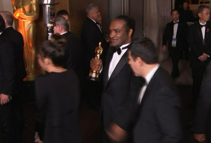 Video: Muž ukradol Oscara herečke Frances McDormand, prítomní ľudia ho povzbudzovali