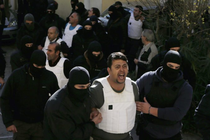 V Grécku zatkli členov neonacistickej organizácie, našli sa zbrane a výbušniny