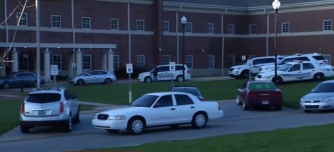 Video: Pri streľbe na strednej škole v Alabame zomrela študentka, polícia zaistila zbraň