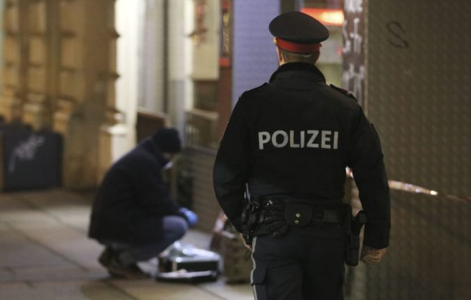 Muž vo Viedni zaútočil nožom na niekoľkých ľudí, tri utrpeli veľmi vážne zranenia