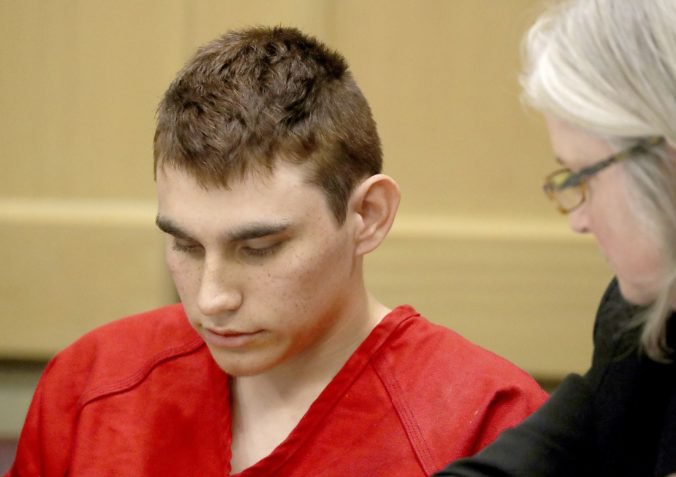 Strelca z floridskej školy obvinili zo 17 vrážd, hrozí mu trest smrti