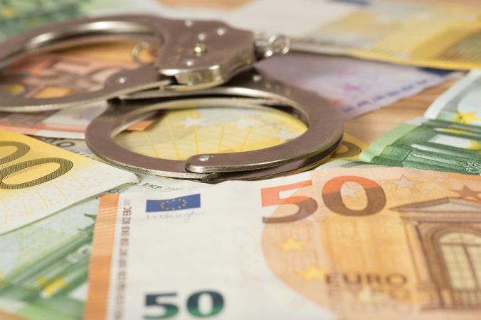 Z bankových účtov ukradli viac ako 150-tisíc eur, piatim mužom hrozí až 20 rokov vo väzení