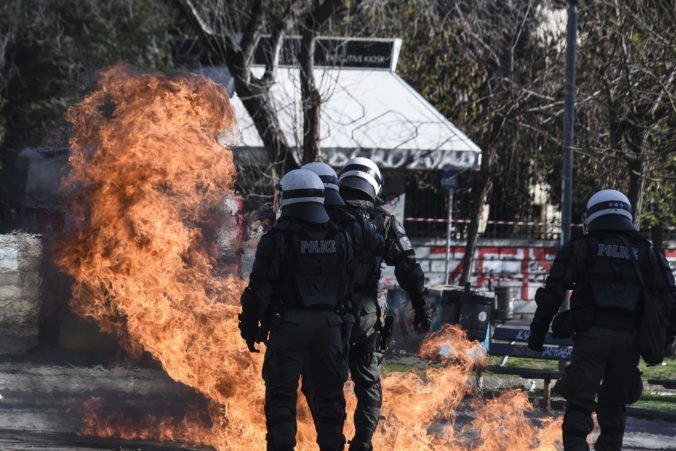 Grécka polícia sa dostala do konfliktu s anarchistami, tí sa zabarikádovali v univerzite