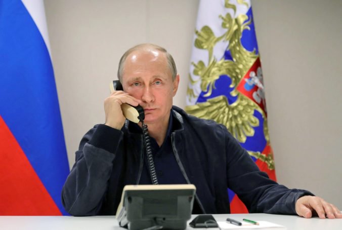 Putin schválil v roku 2014 plán zostreliť unesené lietadlo, kapitán však opitého únoscu oklamal