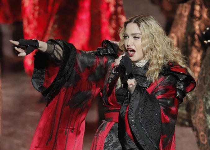 Madonna bude režírovať životopisnú snímku Taking Flight