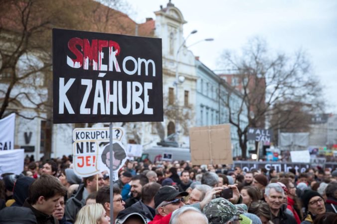 Fico, Danko, Bugár oklamali verejnosť. Protesty v slovenských mestách budú pokračovať