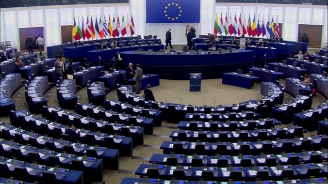 Europarlament schválil návrh zmien v zdaňovaní príjmov firiem v Európskej únii