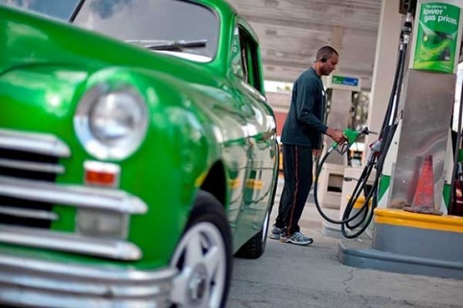 Slovenskí motoristi tankovali 98-oktánový benzín za nižšiu cenu, zlacneli aj nafta a LPG