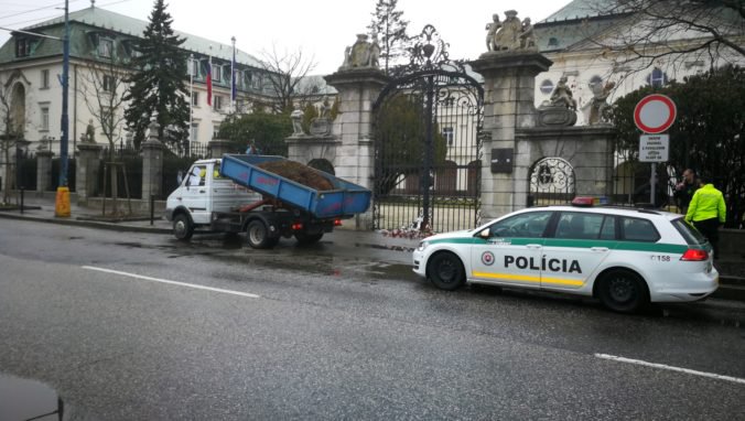 Pred začiatkom protestu Za slušné Slovensko priviezli pred Úrad vlády fúru hnoja