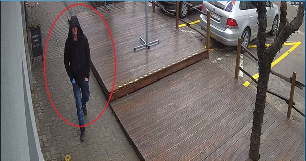Foto: Muž položil na pult zbraň a vypýtal si peniaze, polícia vyšetruje lúpež v Modre