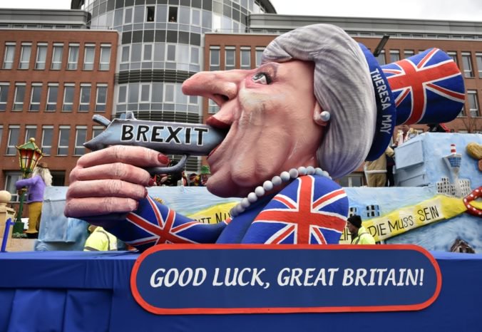 Výbor britského parlamentu navrhuje odložiť brexit