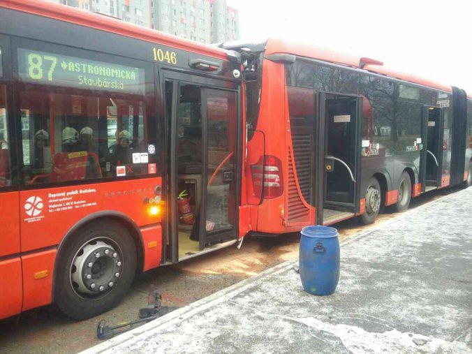 Foto: V Petržalke sa zrazili dva autobusy, zasahovali policajti, hasiči aj záchranári