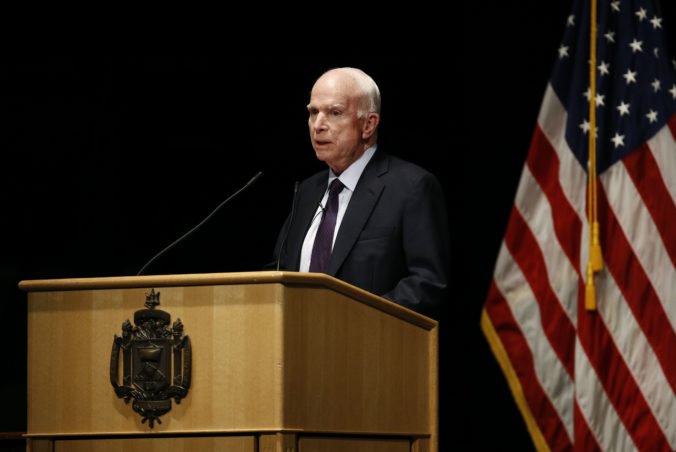 Diktátorom sa negratuluje, kritizoval McCain blahoprajný Trumpov telefonát Putinovi