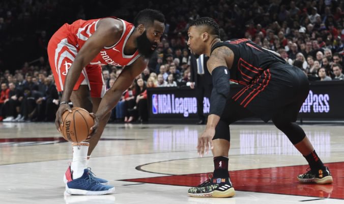 Video: Harden sa blysol 42 bodmi, o triumfe Bostonu rozhodol Morris sekundu pred koncom zápasu