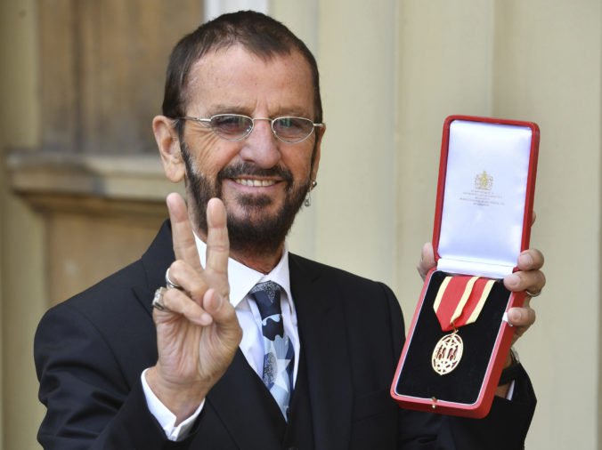 Bývalý bubeník The Beatles Ringo Starr prijal rytiersky titul