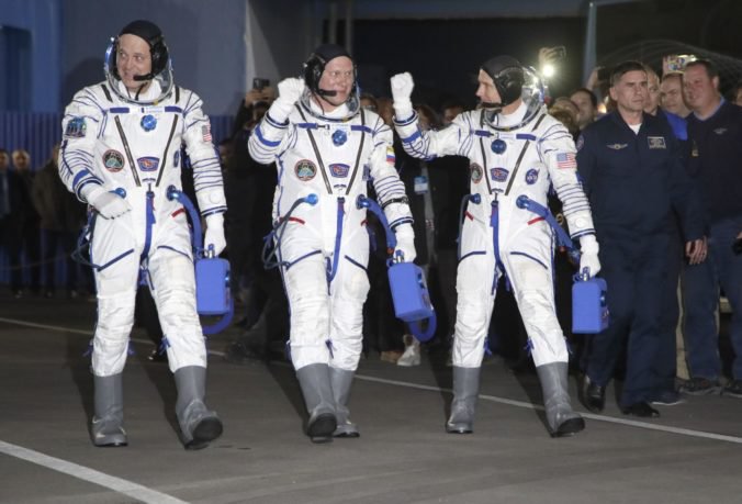 Kozmická loď Sojuz vezie na ISS trojčlennú posádku